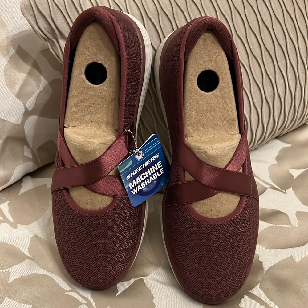 Skechers max cushioning lite breathe easy slip on burgundy NWT size 8